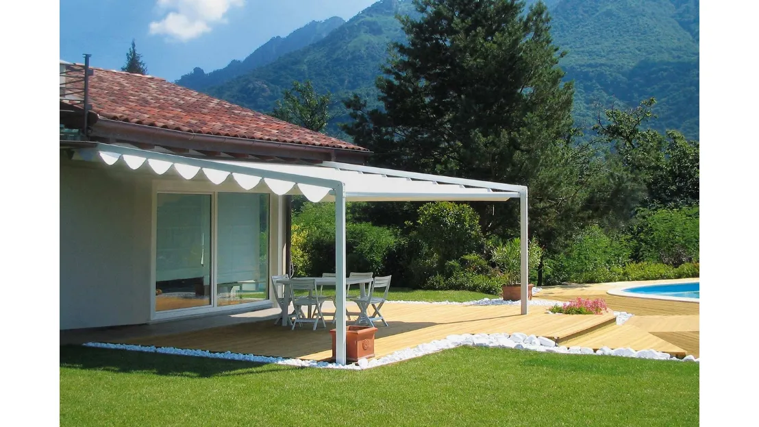 Pergola con copertura Alutecnic in tessuto PVC ignifugo, oscurante, impermeabile, altamente stabile e non soggetto ad allungamenti e cedimenti di Pratic