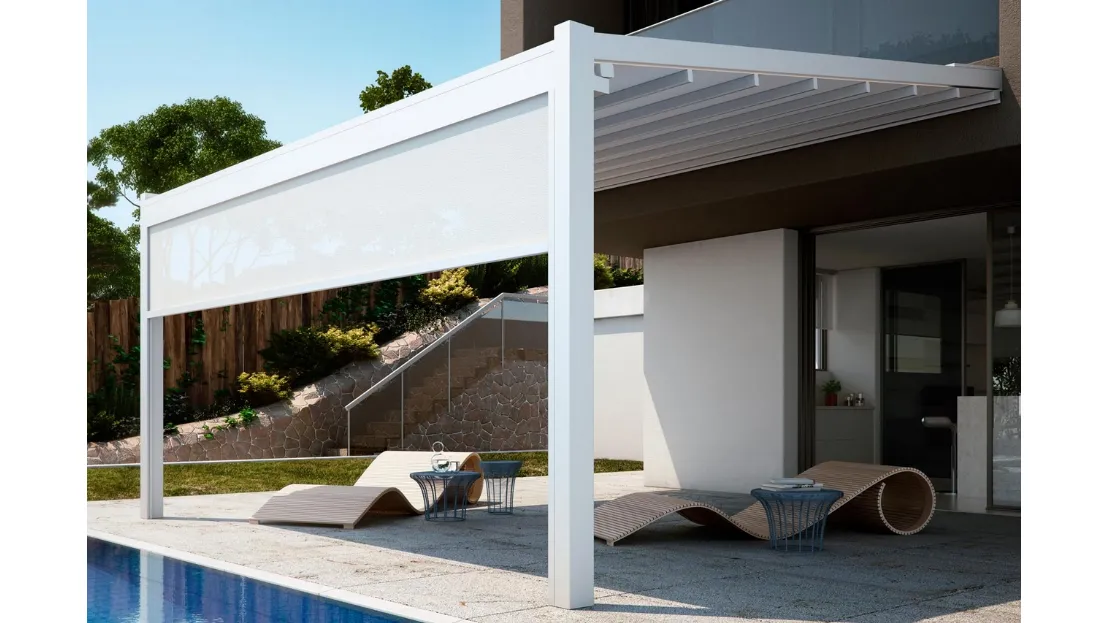 Pergola Fusion in alluminio con telo ad impacchettamento Tecnic e tenda verticale integrata di Pratic