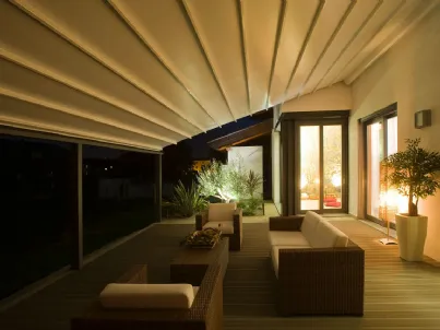 Pergola in alluminio con copertura ad impacchettamento e chiusure perimetrali a vetrate e illuminazione a Led Infinity di Pratic