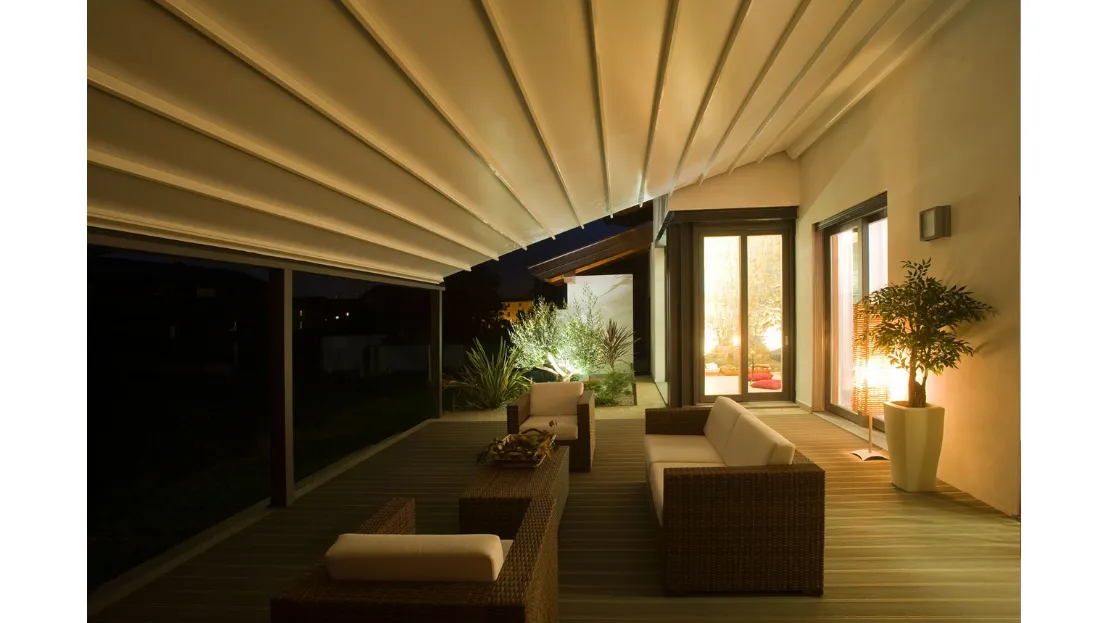 Pergola in alluminio con copertura ad impacchettamento e chiusure perimetrali a vetrate e illuminazione a Led Infinity di Pratic