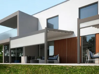 Pergola dal design minimale in alluminio con telo ad impacchettamento e tenda verticale integrata Meta di Pratic