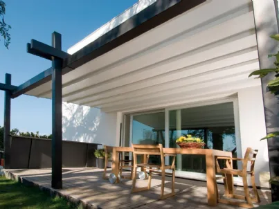 Pergola originale dalle linee asimmetriche interamente in alluminio con copertura ad impacchettamento Stil di Pratic