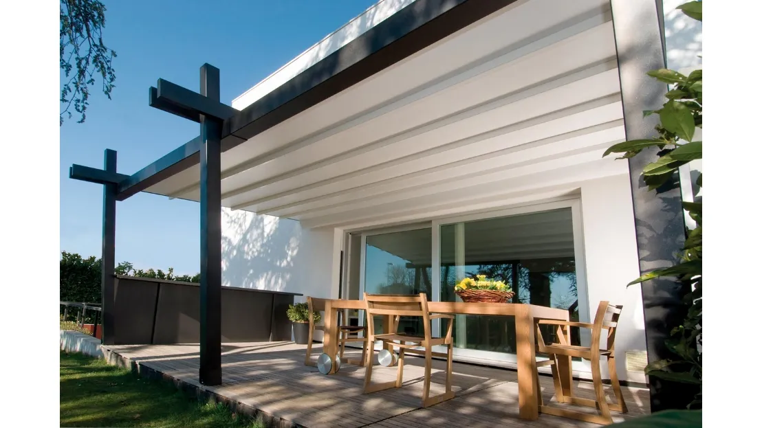 Pergola originale dalle linee asimmetriche interamente in alluminio con copertura ad impacchettamento Stil di Pratic