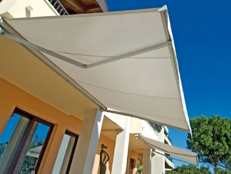 Tenda da sole a bracci estensibili in grado di resistere alle forti sollecitazioni del vento e garantire una protezione sicura dal sole Flex 300 di Pratic